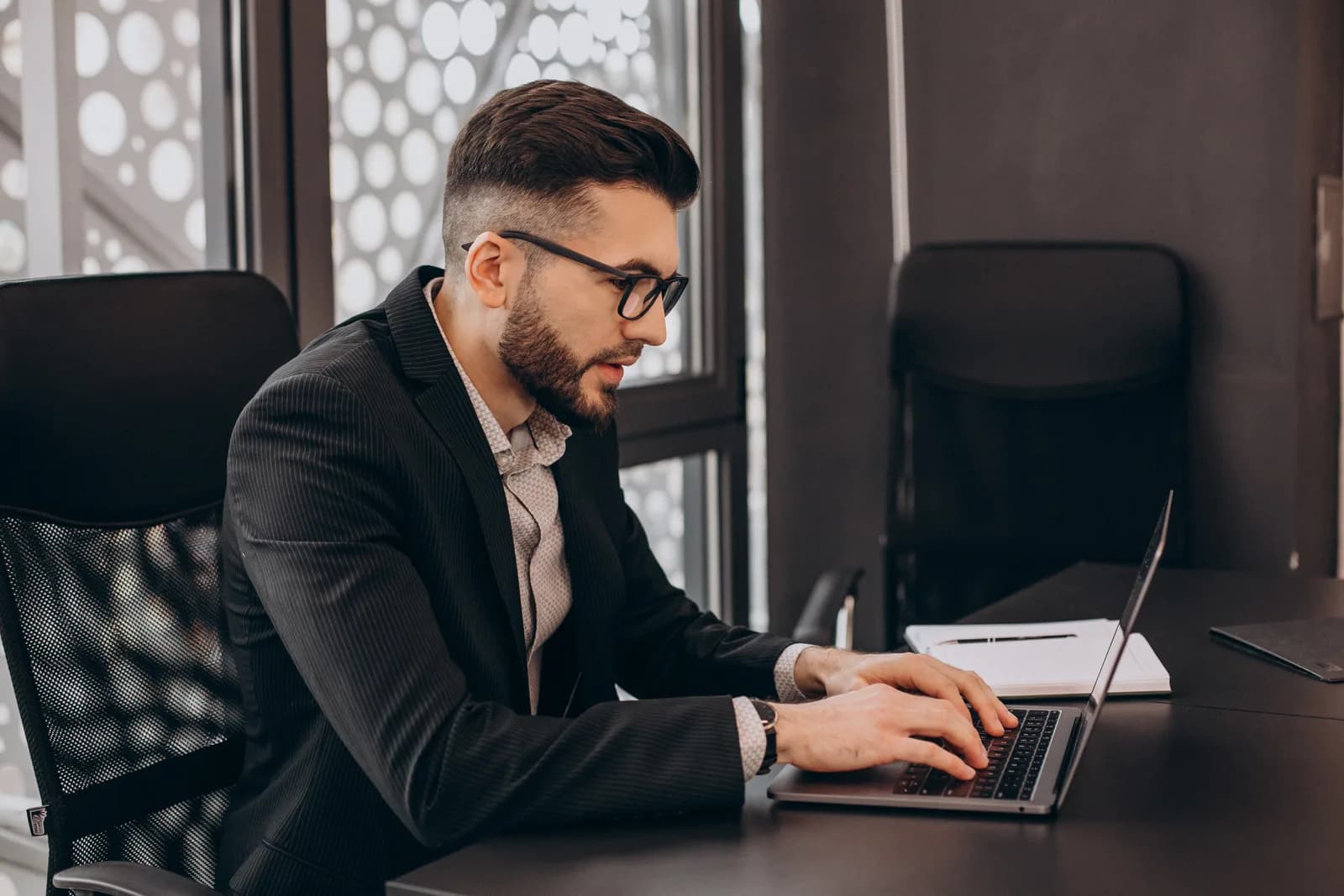 Advogado trabalhando com apoio de inteligência artificial no computador